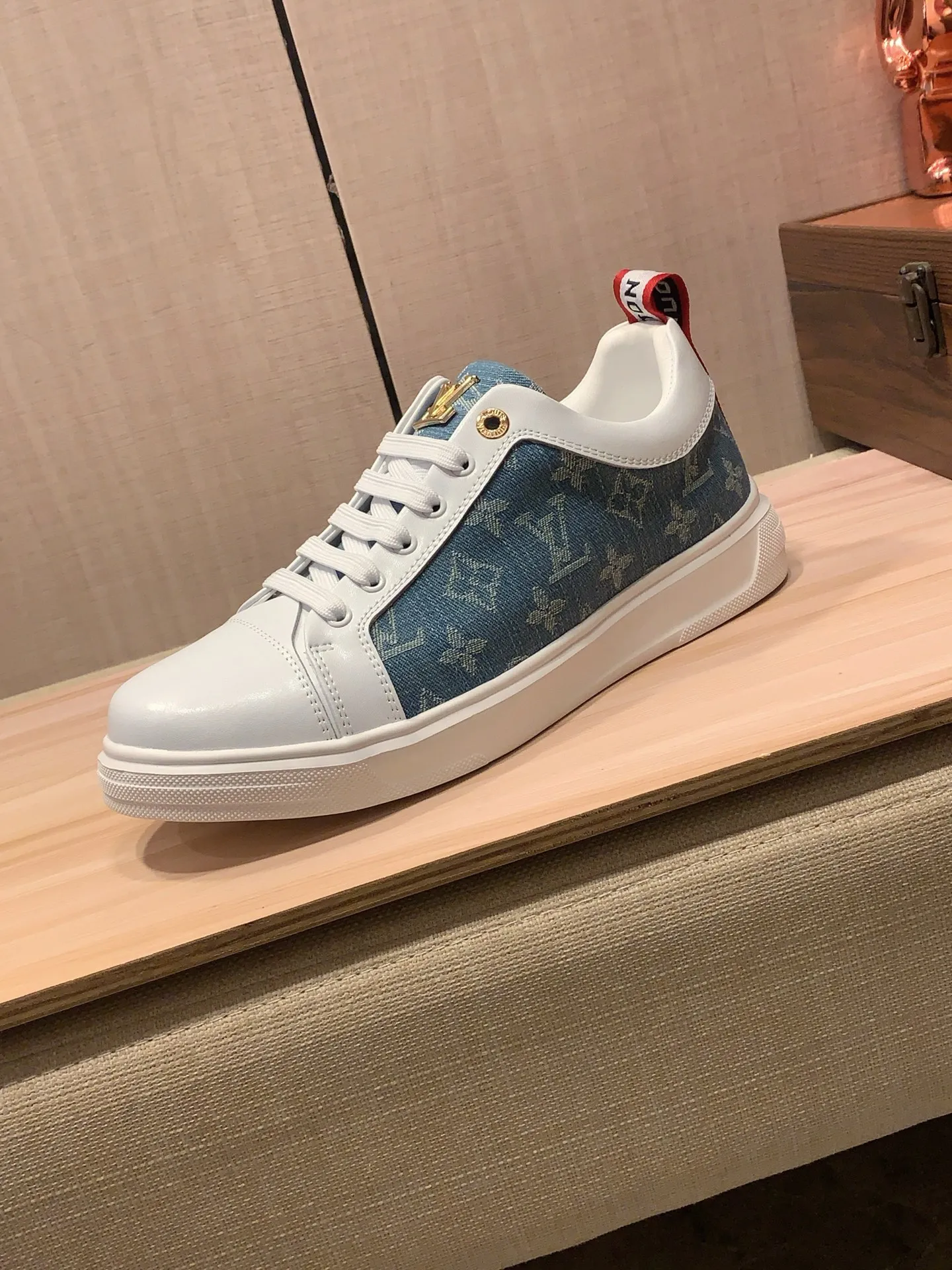 Men's Men's Shoes 💰420💰💰🎩🎩[Lightning][Lightning] "Lv*" The latest and most popular casual shoes, top brands [Seduce] Luxury ~ Purchasing Agency, Top ~ Quality. [Strong] The upper is made of imported breathable cowhide with material ➕ breathable sheepskin feet (•) and fine workmanship. The original stylish and stylish soft rubber wear-resistant and non-slip outsole is light and comfortable on the feet. The real thing looks better when photographed in person. 111: code: 38-44, 3️⃣ colors selected